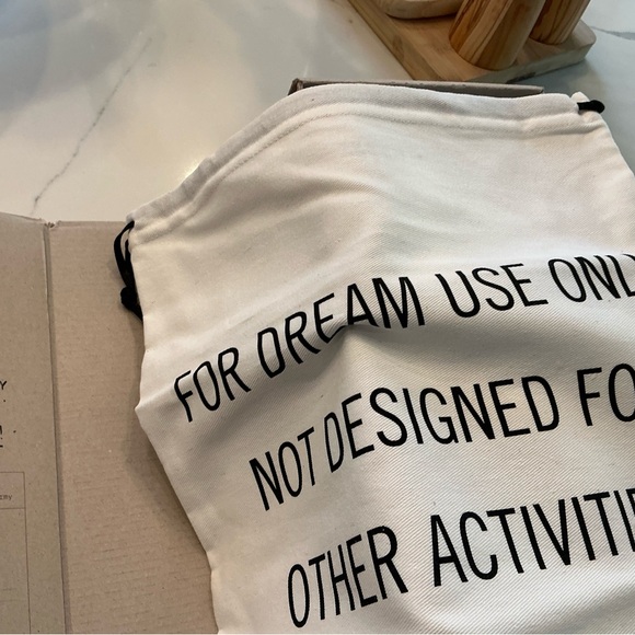 NEW in BOX Golden Goose Women's White and Gold Sneakers - Picture 11 of 16